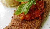 Milanesa de Res Horneada con Salsa de Tomates Frescos