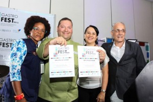 Rosa Gómez, Carlos Contreras (con sus dos premios), Lina Matos y Denis Matas